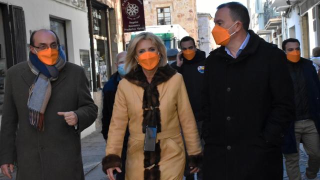 Verónica Casado, Alfonso Joaquín Martín y Francisco Requejo por el casco viejo de Zamora