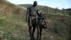 La estatua de Kobe Bryant y su hija Gianna en el lugar del trágico accidente