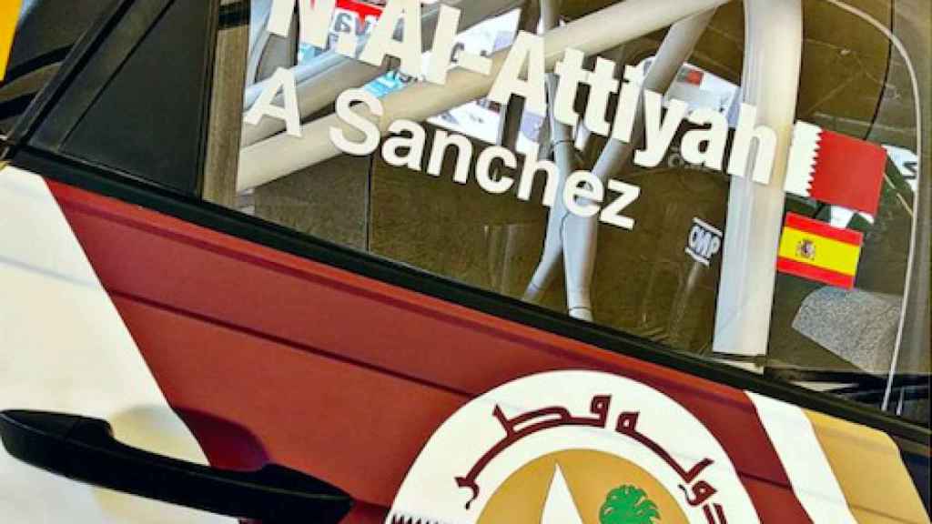 La puerta del coche de Nasser Al-Attiyah y Alba Sánchez