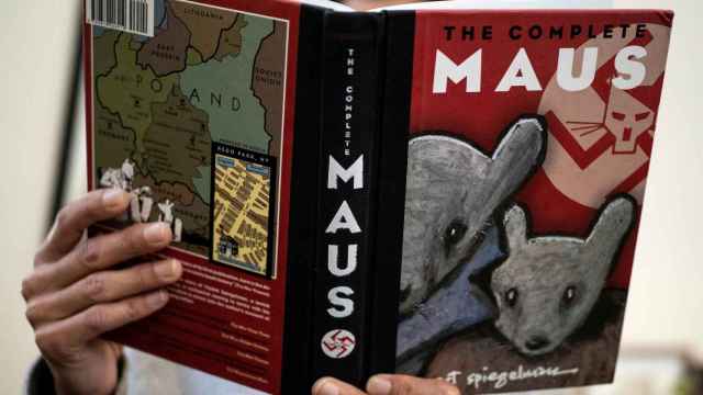 Una persona lee 'Maus', de Art Spiegelman, obra retirada de los colegios por la junta escolar de un condado de Tennessee (EE. UU.). Foto: EFE/EPA/Etienne Laurent