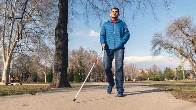 Dependencia y peligro: la vida de personas con discapacidad física y visual en las calles