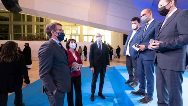 A la izquierda, el presidente de la Xunta, Alberto Núñez Feijóo, saluda a algunos de los premiados a la innovación en diseño. FOTO: Xunta.