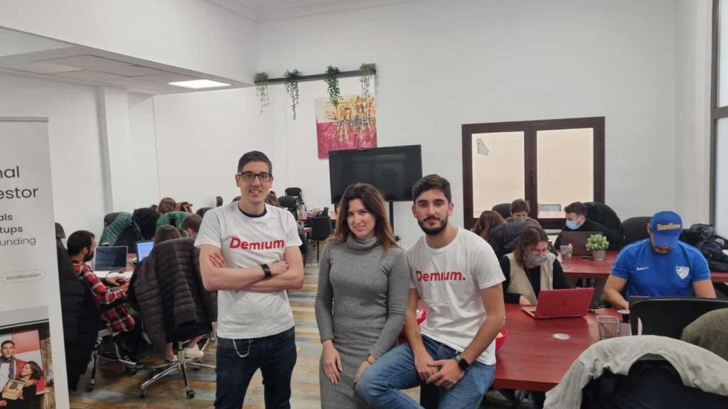 Álex Sánchez, Ana Rodríguez y Ramón Rubio, en la sede malagueña de Demium.