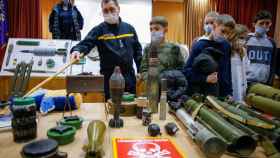Un zapador del Servicio Estatal de Emergencias de Ucrania muestra simulacros de artefactos a los estudiantes durante la formación sobre amenazas de bomba en una escuela local de Kiev.
