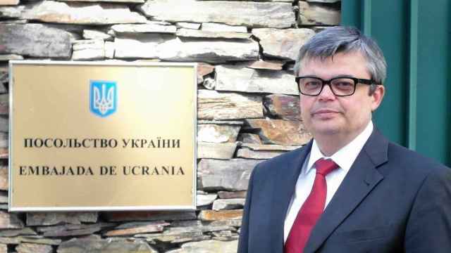 El embajador Serhii Pohoreltsev, frente a la embajada de Ucrania en Madrid.