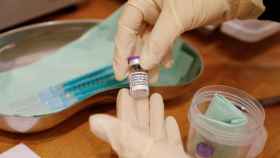 Un sanitario sostiene un vial con seis dosis de la vacuna Pfizer-BioNTech contra la Covid.