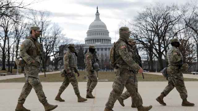 Soldados de la Guardia Nacional patrullan cerca del Capitolio americano.