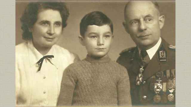 Zvi, junto a su madre y a su padre.
