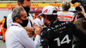 Alain Prost y Fernando Alonso hablan antes de un Gran Premio