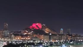 El castillo, iluminado de rojo carmesí, este pasado sábado en una imagen subida por el alcalde, Luis Barcala.