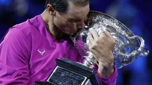 Rafael Nadal besa la copa que le acredita como campeón del Abierto de Australia 2022