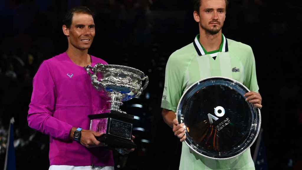 Rafael Nadal y Daniil Medvedev con los trofeos de campeón y subcampeón del Abierto de Australia, respectivamente