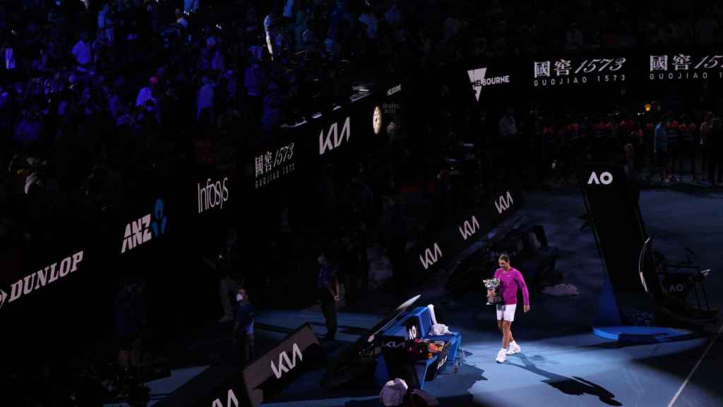 Rafael Nadal, con el trofeo de campeón del Abierto de Australia 2022