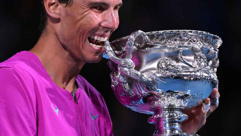 Rafael Nadal muerde el trofeo de campeón del Abierto de Australia 2022