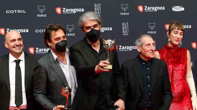 Fernando León de Aranoa y Javier Bardem con sus premios. Foto: EFE/ Javier Belver