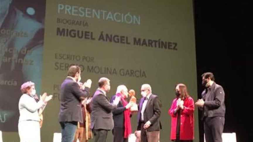 El PSOE arropa a Miguel Ángel Martínez al presentar el libro de su trayectoria