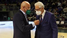 Alfonso Queipo de Llano, cuando recibió la insignia de oro del Unicaja.