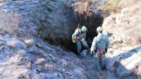 Agentes de la Guardia Civil durante el descenso a la sima