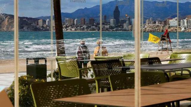 Locales en la playa de Benidorm, cerrados durante la pandemia.