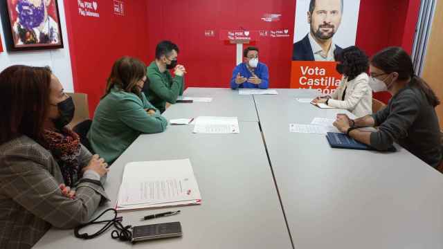 Reunión del PSOE con los jóvenes investigadores de INNOVA