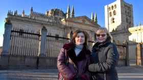 Liliia y Oksana, en la plaza de la Catedral de Zamora