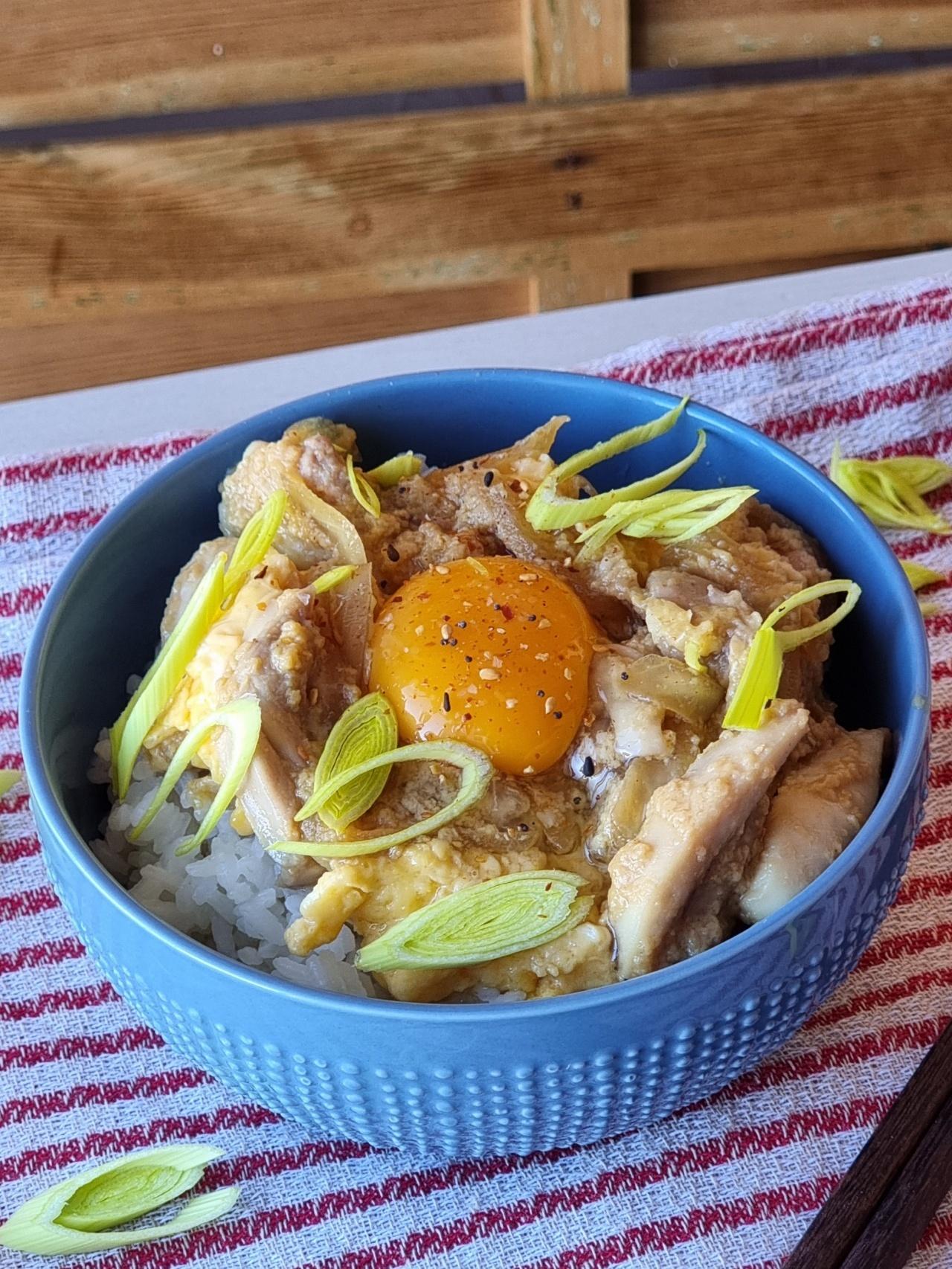 Arroz con pollo y huevo, una receta japonesa de oyakodon