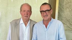 El rey Juan Carlos posa junto a Carlos Herrera en Abu Dabi.