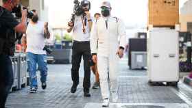 Valtteri Bottas camina por el circuito de Abu Dhabi