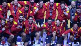 Los jugadores de España celebran la plata en el Europeo de balonmano.