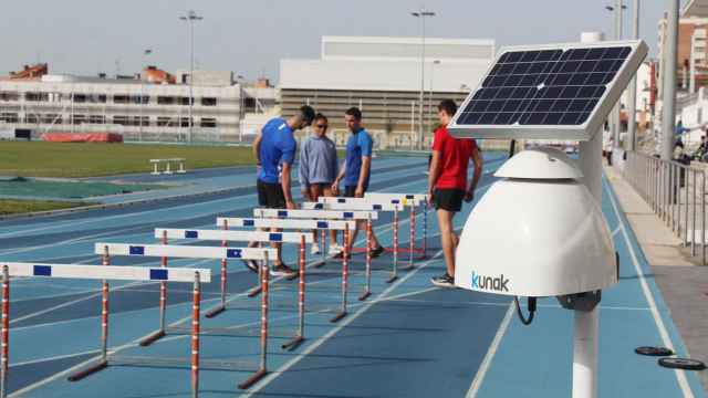 Unos atletas se preparan para un entrenamiento en unas instalaciones deportivas que cuentan con una estación de calidad del aire Kunak AIR Pro.