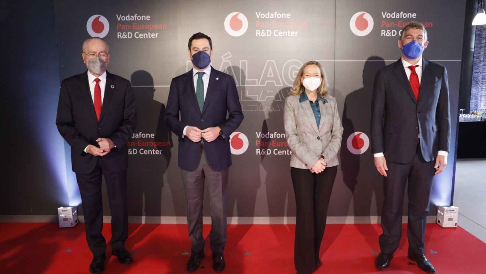 Francisco de la Torre, Juanma Moreno Bonilla, Nadia Calviño y Colman Deegan, en la presentación del centro de Vodafone en Málaga en enero de 2021.
