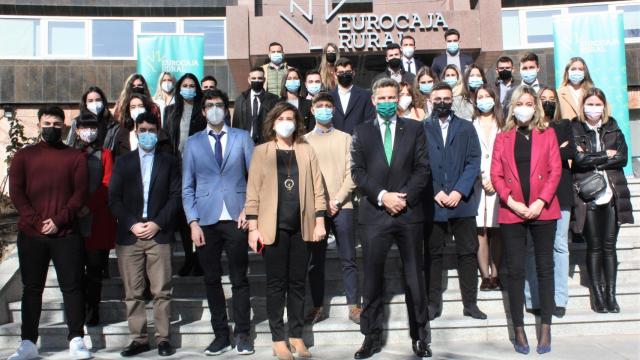 El director general de la entidad, Víctor Manuel Martín López, participó en este tradicional acto que organiza la cooperativa de crédito para animar a los jóvenes estudiantes que los próximos tres meses se incorporan a toda la red comercial