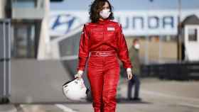 Isabel Díaz Ayuso se viste como un piloto profesional durante la visita al Circuito de Madrid Jarama.