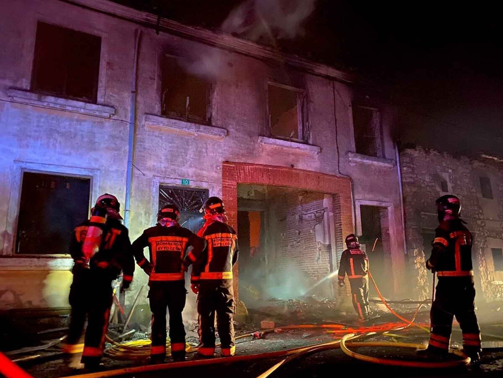 Bomberos de León tratan de sofocar el incendio en la vivienda de Las Bodas de Boñar