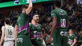 Jaime Fernández celebra con Micheal Eric en el partido frente al Joventut.