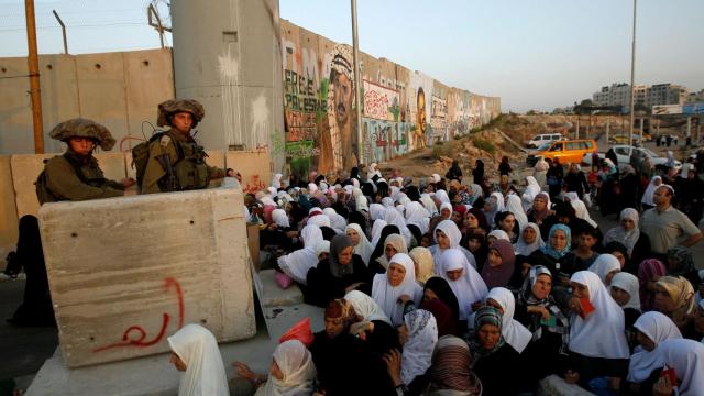 Palestinos esperando a cruzar a Jerusalén.