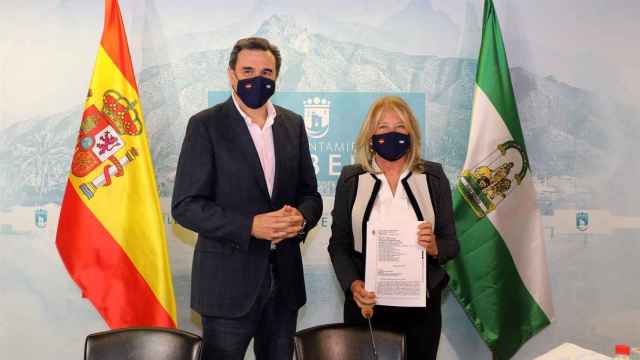La alcaldesa de Marbella, Ángeles Muñoz, junto al portavoz municipal y delegado de Hacienda, Félix Romero.