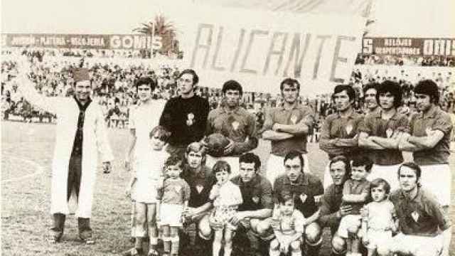 Los jugadores del Alicante antes de jugar un partido de Tercera División en 1933.