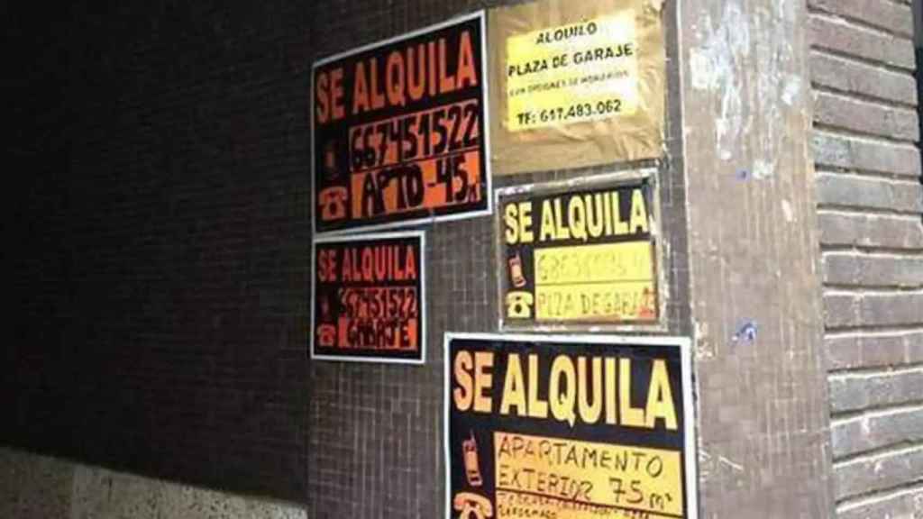 Una calle empapelada de carteles que anuncian el alquiler de distintos inmuebles