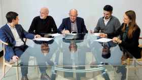 Manolo Pastor (Pavabits), Manel Fraixedas (Matrix), Carlos Fort (Matrix), Alfredo R. Cebrián (Cuatroochenta) y Mónica de Quesada (Pavasal) firman el acuerdo ante notario, en Valencia.