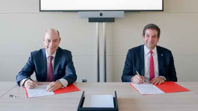 José Manuel Inchausti (Mapfre) e Igor Garzesi (Banco Mediolanum) sellando la alianza.