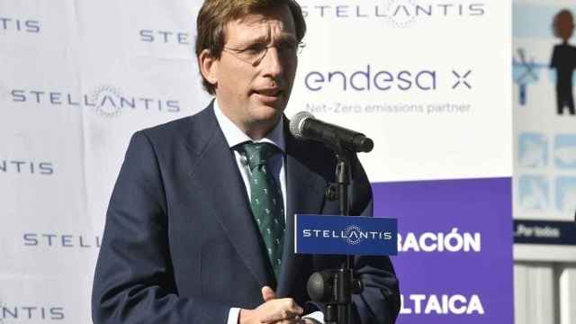 El alcalde de Madrid Almeida durante la inaguración de la planta solar en Stellantis.