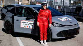 Isabel Díaz Ayuso junto con el Cupra Born en la recta del circuito de Madrid Jarama - RACE.