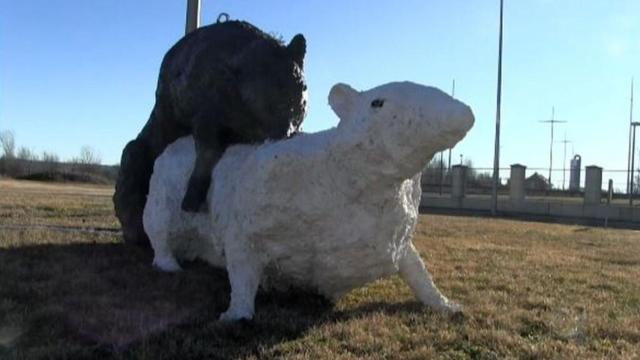 La escultura de dos ratas copulando en el acceso al parque tecnológico de León.