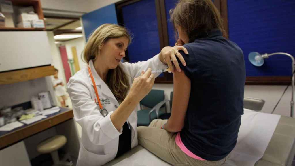 Una joven recibe la vacuna contra el virus del papiloma humano.