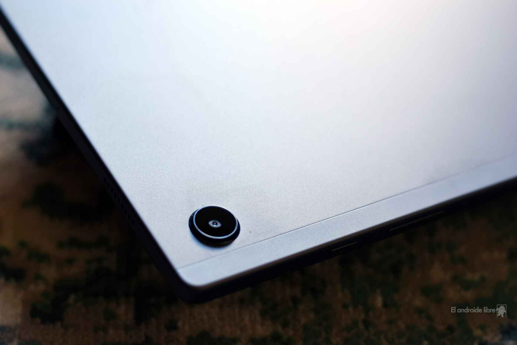 La lente de cámara en la trasera de la Galaxy Tab A8