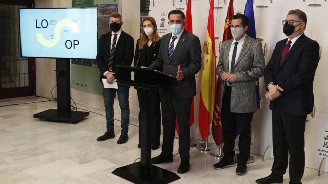 El alcalde de Murcia (c), José Antonio Serrano, durante la presentación de la Feria de Economía Circular Loop.