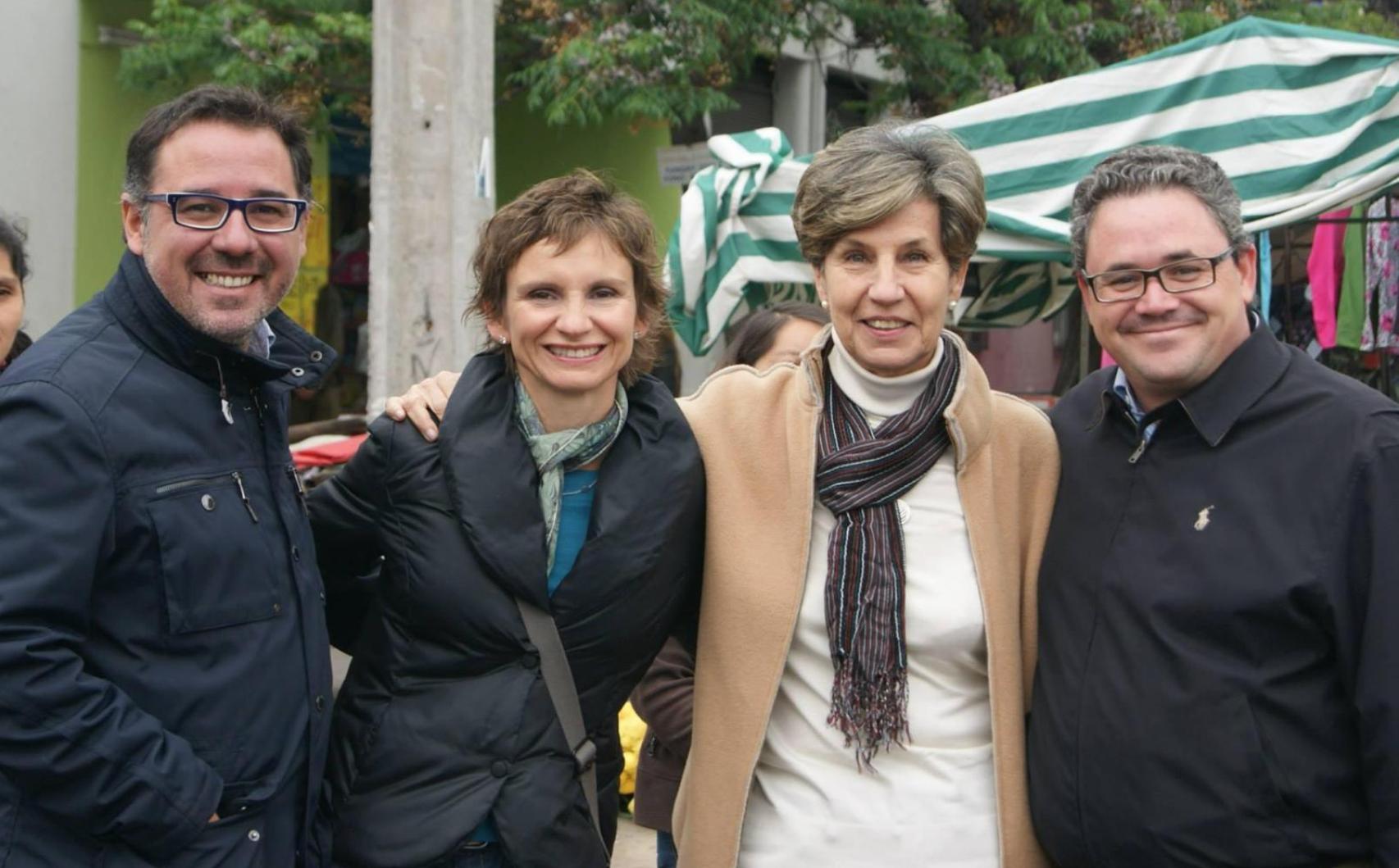 Antonio Hernández, con su socio David Hijón, Carolina Tohá e Isabel Allende Bussi, en la campaña a la alcaldía de Santiago de Chile.