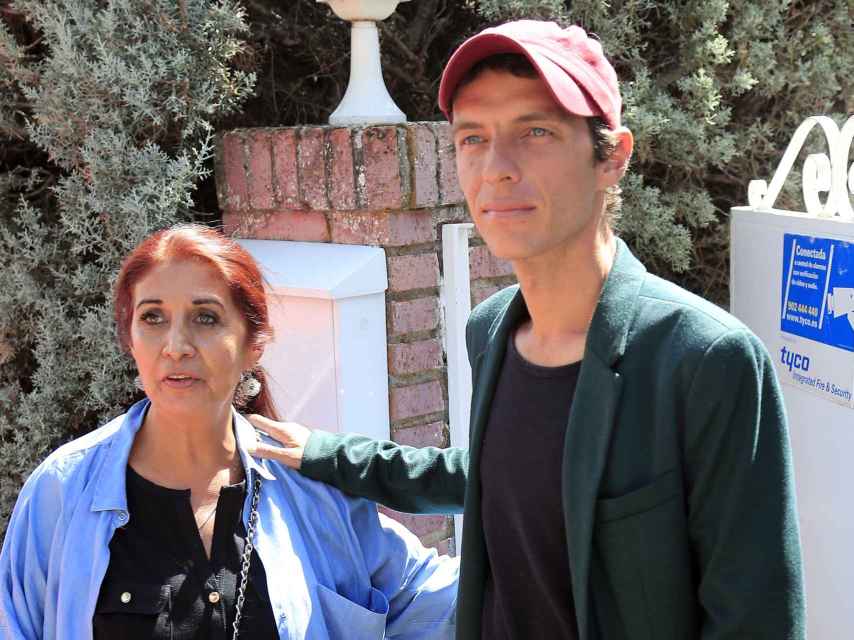 Camilo Blanes Ornelas y su madre, Lourdes Ornelas, a las puertas de la casa de Torrelodones, Madrid, en septiembre de 2019.