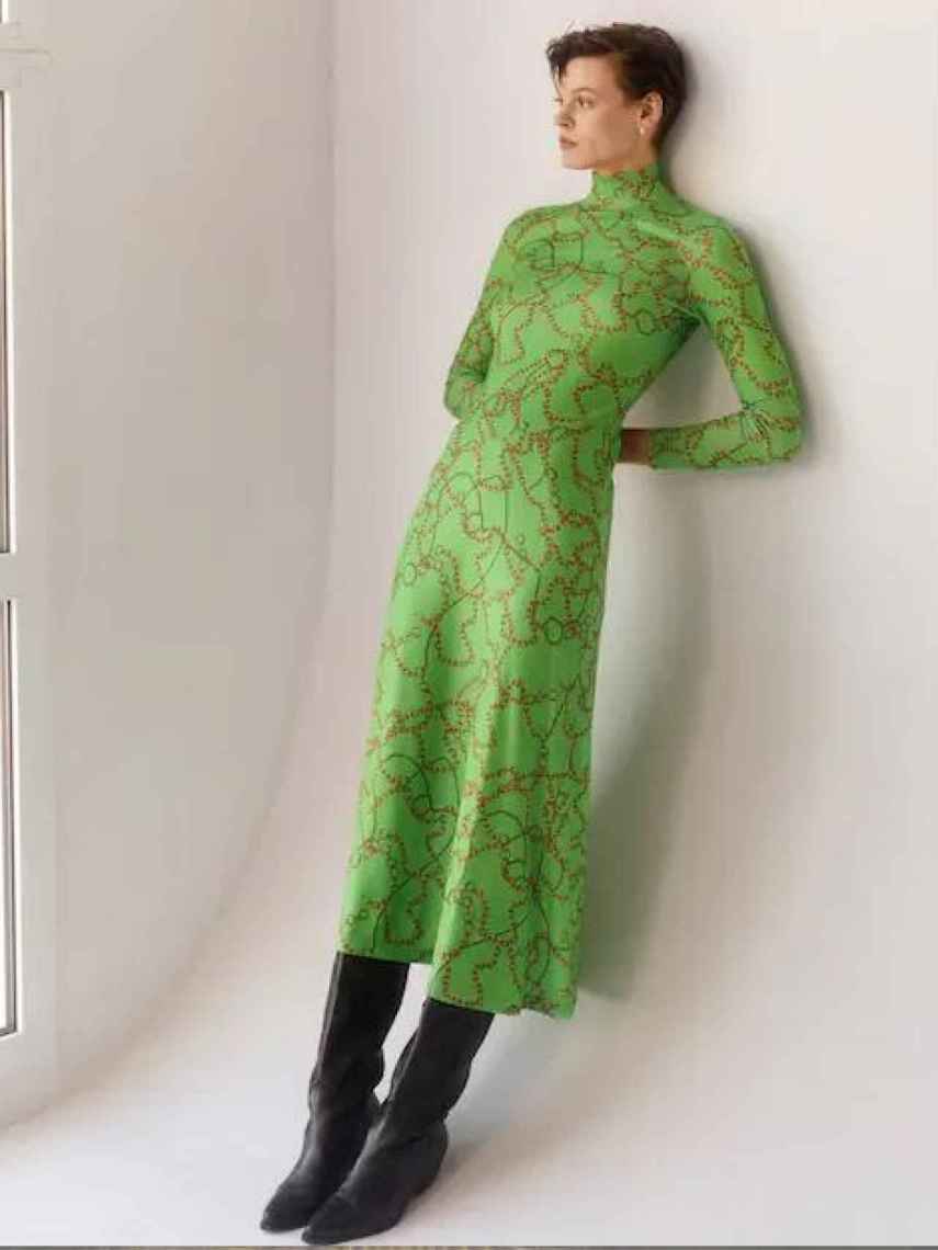 El vestido verde con cadenas doradas estampadas que puedes comprar por menos de 40 euros.